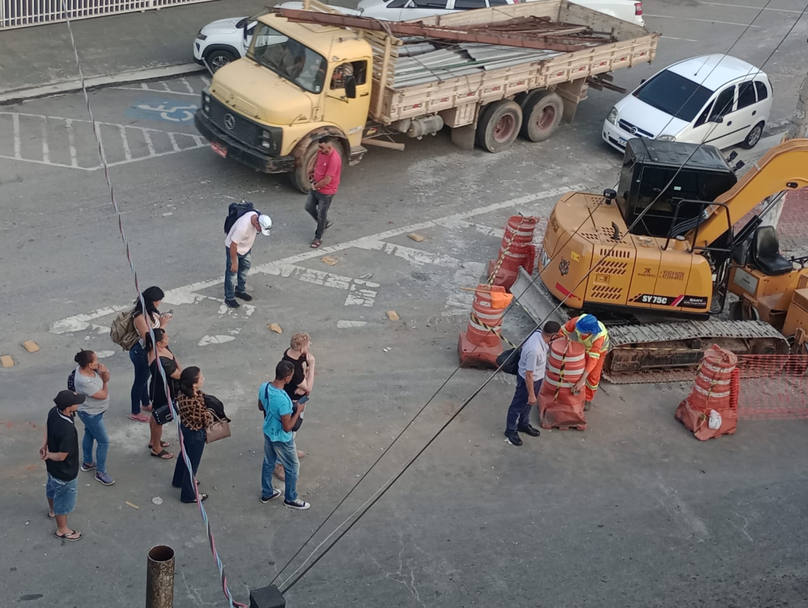 Obra causa transtornos e congestiona o trânsito no Jardim Cumbica