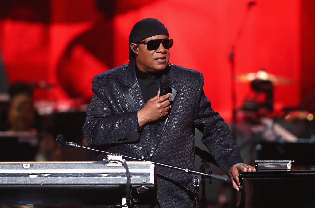 Stevie Wonder lança duas músicas inéditas após 11 anos